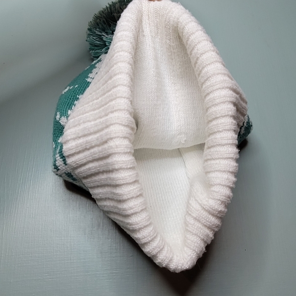 Patagonia Powder Town Puff Ball Beanie Teal and White Snowflake One Size - Picture 3 of 3